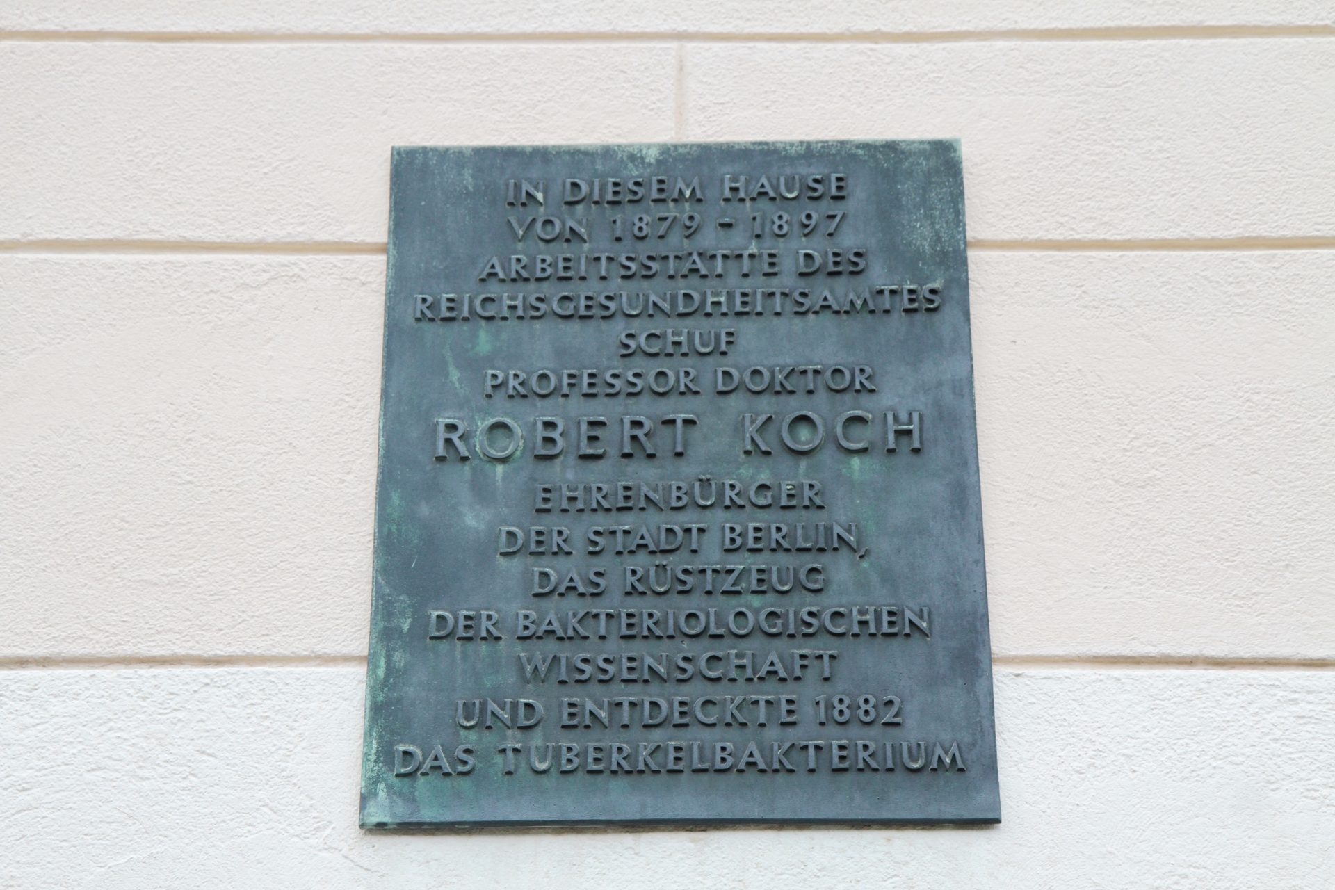 Koch%27s%20bacillus%20discovery%20memorial%20plaque%2C%20Salomon%20Neumann-Haus%2C%20Berlin.JPG